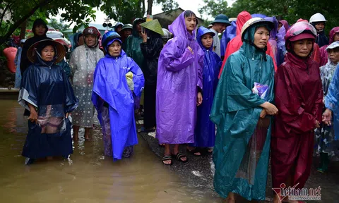 Hình ảnh chạy lũ chưa từng có của người dân Quảng Bình